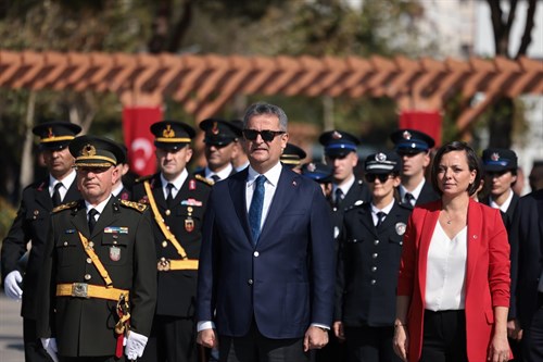 29 Ekim Cumhuriyet Bayramı Dolayısıyla Atatürk Anıtına Çelenk Sunma Töreni Düzenlendi