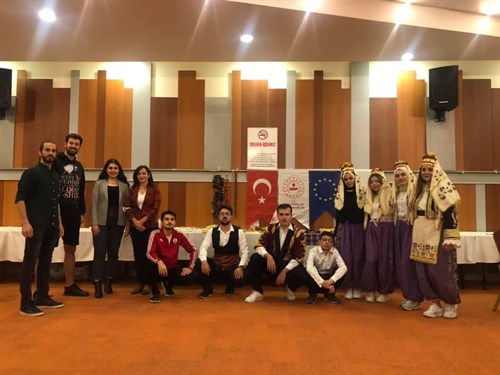 Karabağlarlı Gençlerimiz Projemizin Kültür Gecesinde Ülkemizi Temsil Ettiler