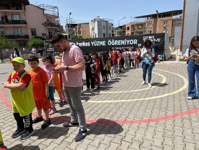 L Emizde Lkokul Fiziksel Oyunlar Etkinlikleri Ger Ekle Ti